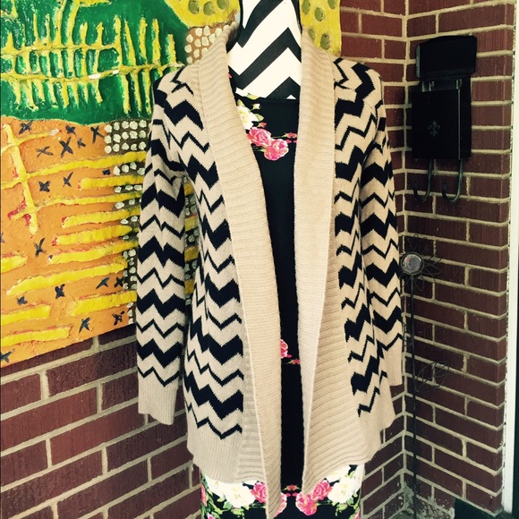 Charlotte Russe Oversized Chevron Print Cardigan - Picture 1 of 4
