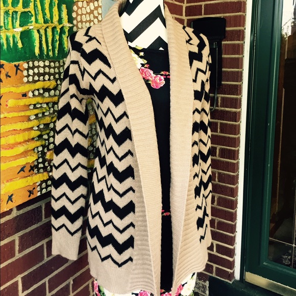 Charlotte Russe Oversized Chevron Print Cardigan - Picture 3 of 4