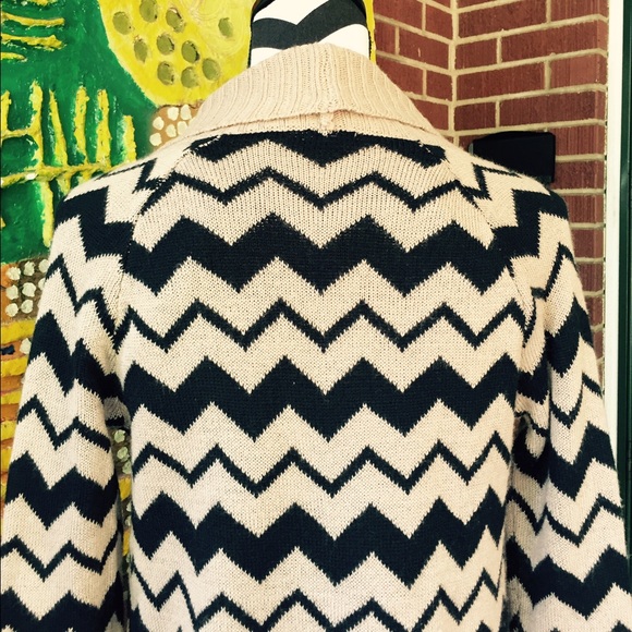 Charlotte Russe Oversized Chevron Print Cardigan - Picture 4 of 4