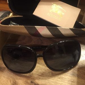 NWOT Burberry Sunglasses 4002 in Black