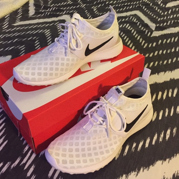le scarpe nike bianchi juvenate 75 poshmark le scarpe nike bianchi juvenate 75 poshmark