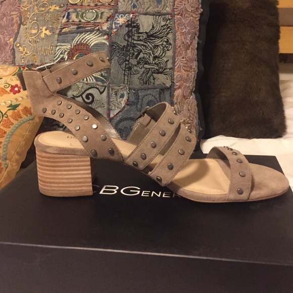 BCBG beige suede shoe