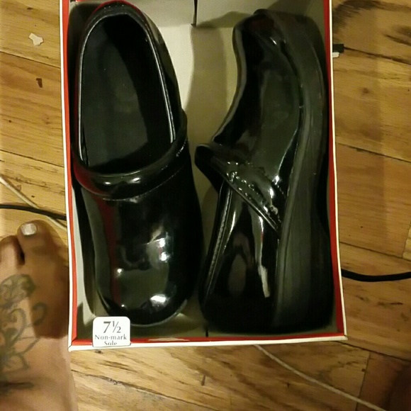 Size 7 slip resistant work shoes
