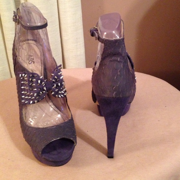 Designer Shoes - Picture 3 of 4