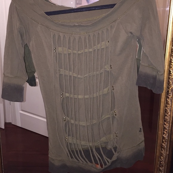 Green off the shoulders shirt, with open back
