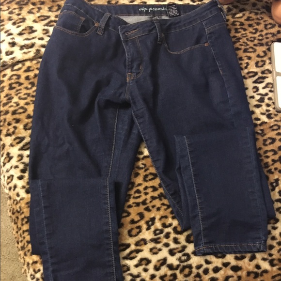 Distressed jeans. - Picture 2 of 4
