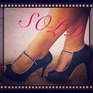 Sophisticated White House Black Market Peep Toes