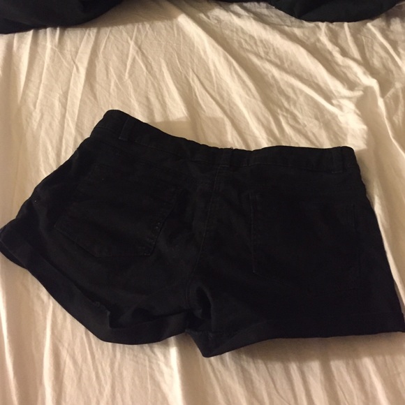 Black shorts - Picture 2 of 3