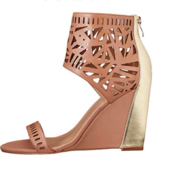 ☀️️SALE☀️️NWT Nicole Miller tan wedges - Picture 2 of 4