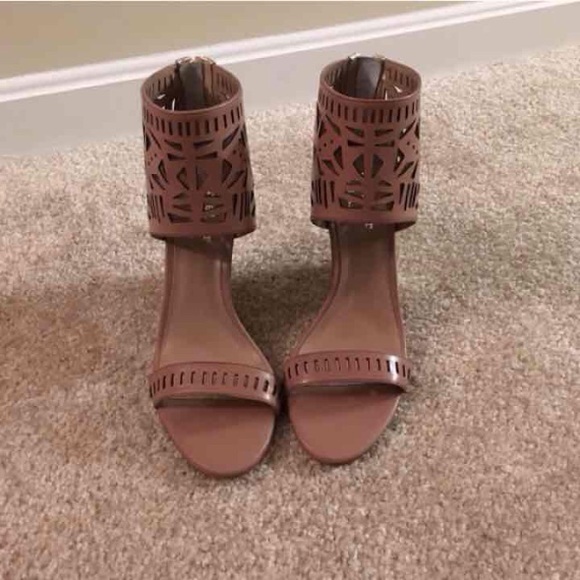☀️️SALE☀️️NWT Nicole Miller tan wedges - Picture 3 of 4