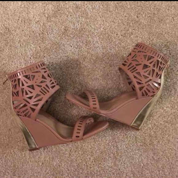 ☀️️SALE☀️️NWT Nicole Miller tan wedges - Picture 4 of 4