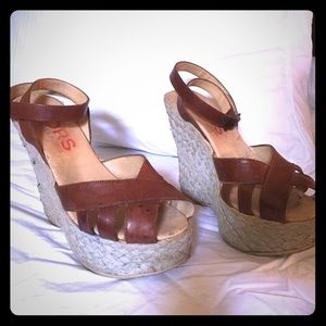 Vintage-inspired platform, leather cross-straps.