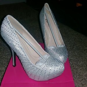 Size 8.5 heels new in box