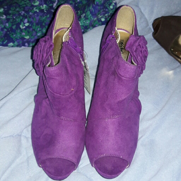 Bran new with tags, fuchsia peekaboo toe booties