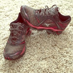 Mizuno size 10 sneakers! Excellent used condition