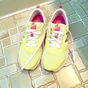 Size 7.5 Women's New Balance Sneakers