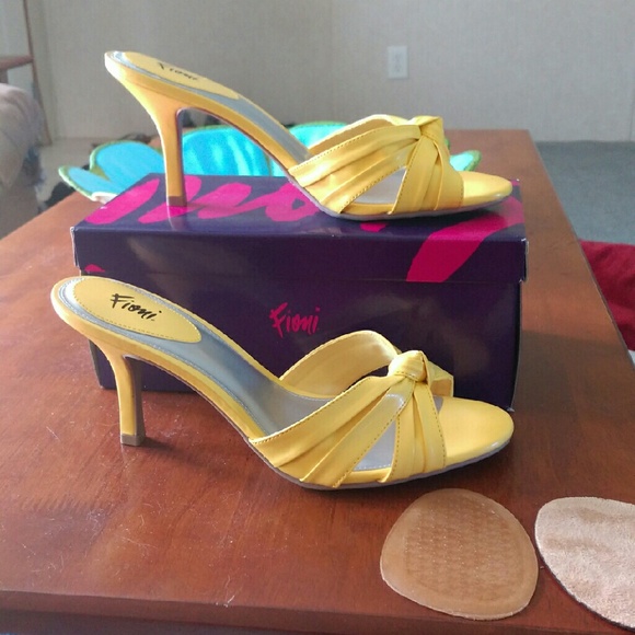 Beautiful yellow Fioni heels!