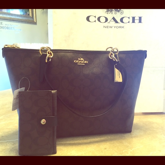 SOLD🎉Coach Signature Ava Tote w/ wallet🎉