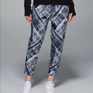Lululemon Patterned Jet Crop Sz 6