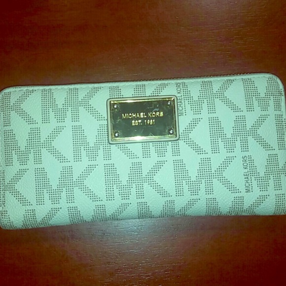 Michael Kors Vanilla Wallet