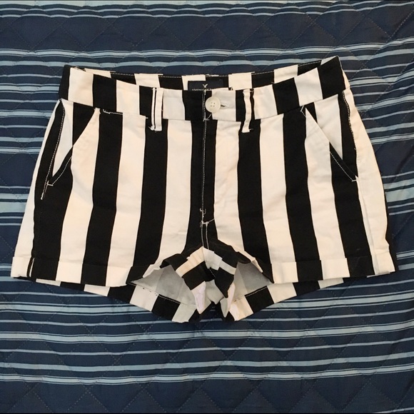 High-Rise Black and White Stripped Shorts - Picture 2 of 4