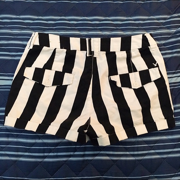High-Rise Black and White Stripped Shorts - Picture 3 of 4