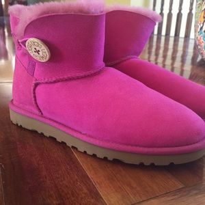 A pair of UGG Women's size 7 EUC Pink Bootie boots