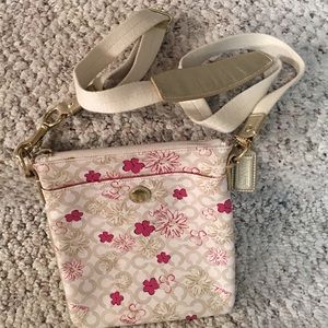 Pretty coach cross body.
