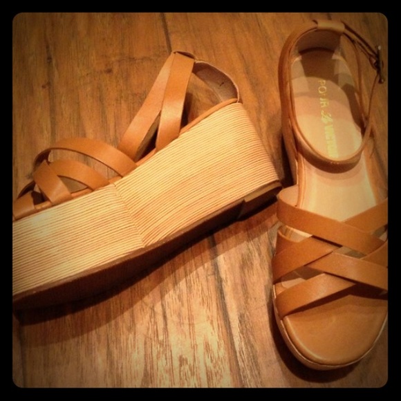 Like New Pour La Victoire Tan Platform Sandals 7