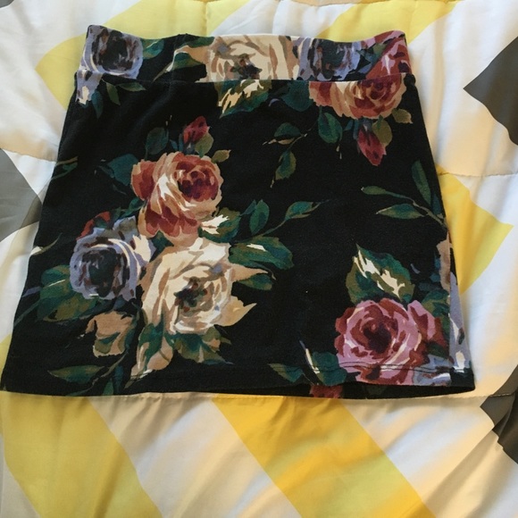Mini skirt with roses