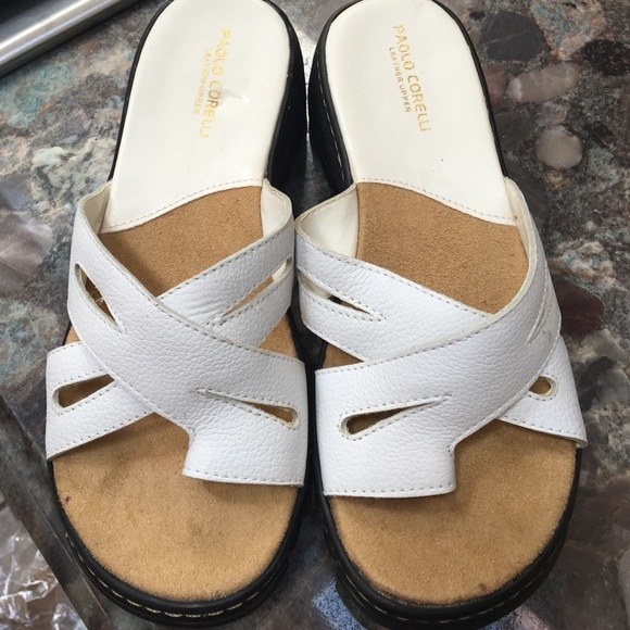 WHITE FLIP FLOPS
