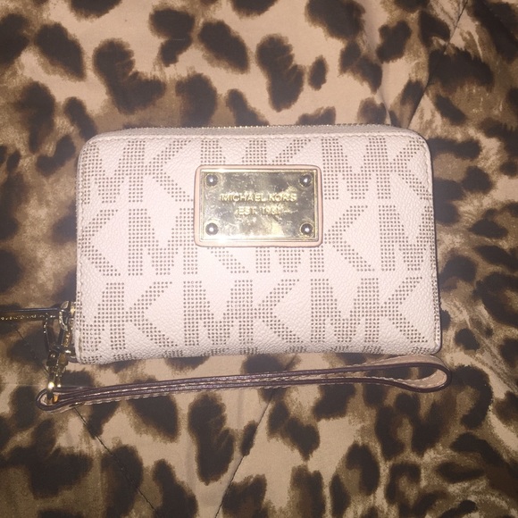 Sold! Michael Kors Wristlet Wallet - Picture 1 of 4