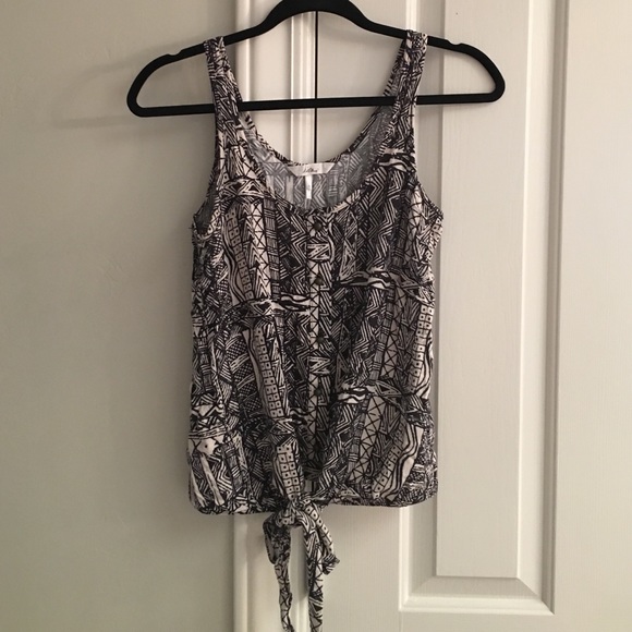 Super cute tie front tank. SZ S