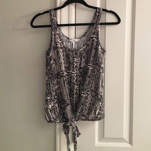 Super cute tie front tank. SZ S