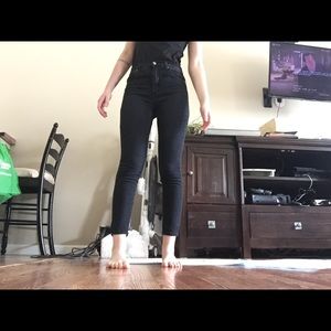 Black high-waisted jeans. Forever 21.