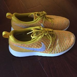 Womens flyknit roshe