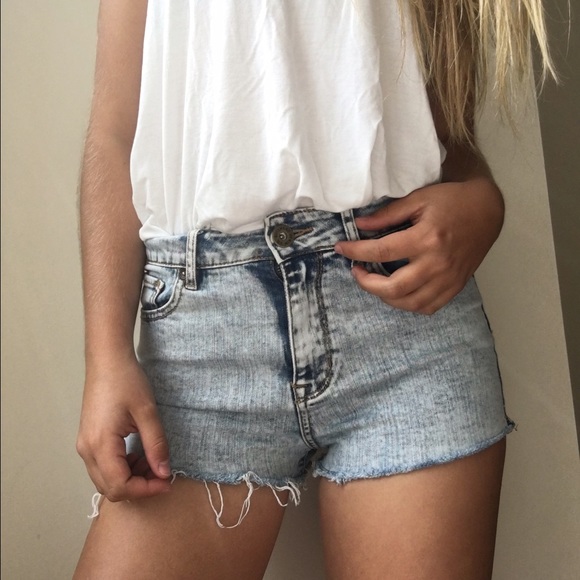 Light wash Bullhead women's jean shorts - Picture 2 of 4