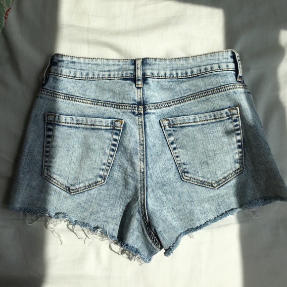 Light wash Bullhead women's jean shorts - Picture 3 of 4