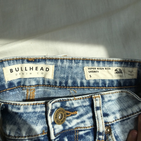 Light wash Bullhead women's jean shorts - Picture 4 of 4