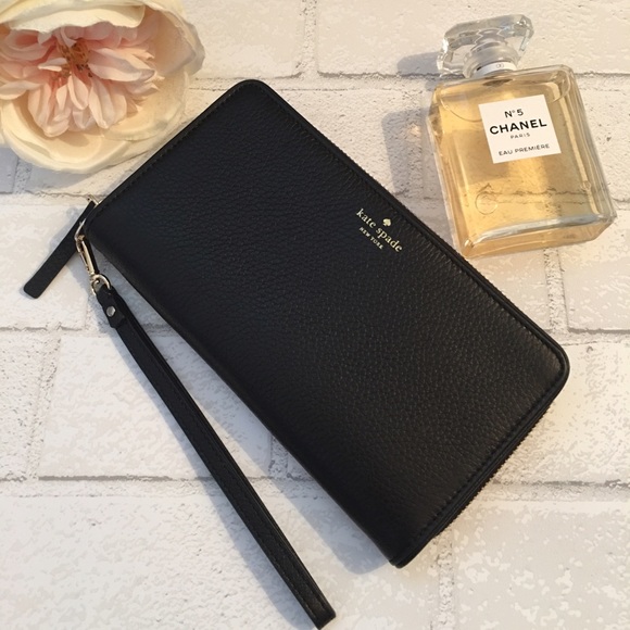 kate spade Handbags - 25% Off Kate Spade Travel Wallet & Wristlet