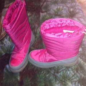 Adorable little girls winter boots.
