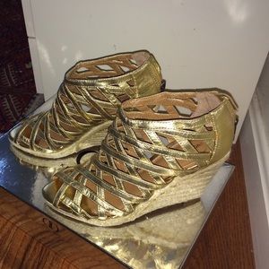 NEW Kelsi Dagger gold wedges