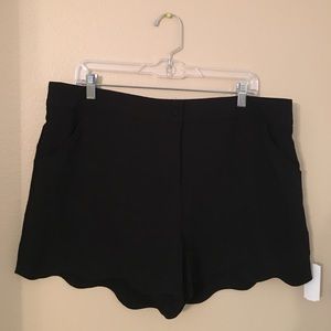 Toto scallop shorts