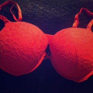 SEXY RED VS PUSH-UP BRA