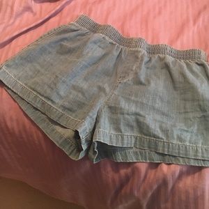 Elastic denim shorts