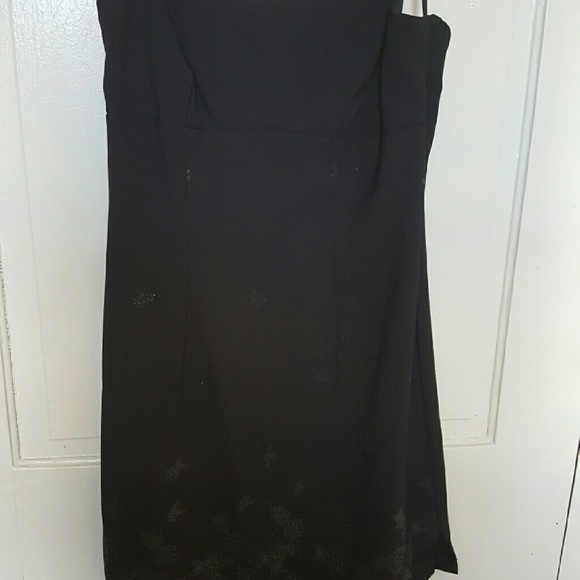 Dresses - Picture 4 of 4