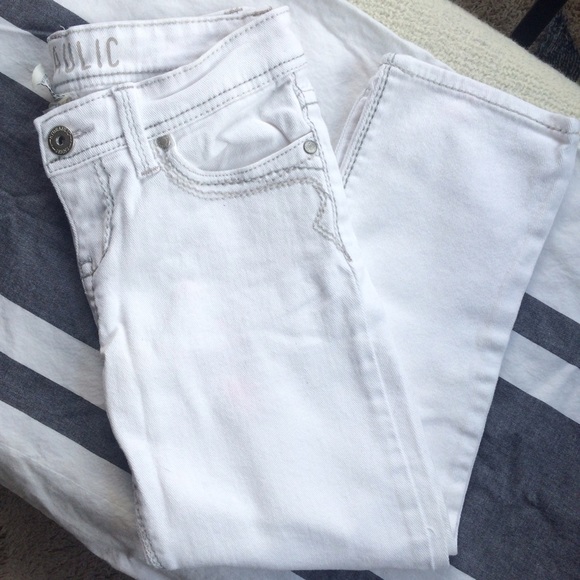 Last chance! White cropped jeans donating soon