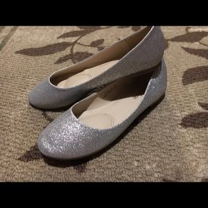 Bella Marie Size 7 Silver Flats