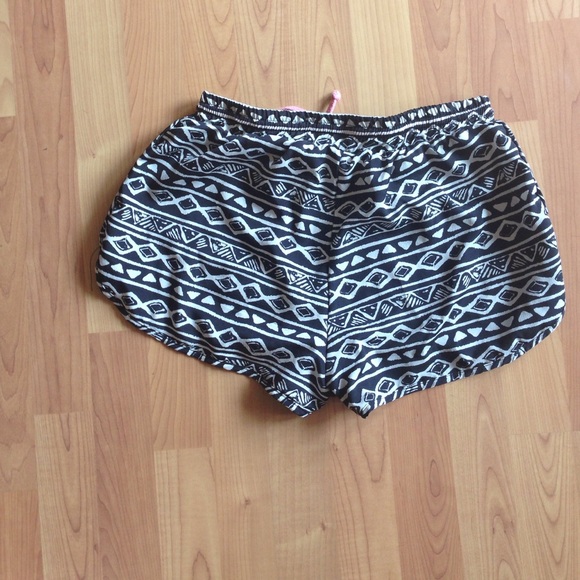 Black and white patterned shorts - Picture 2 of 2