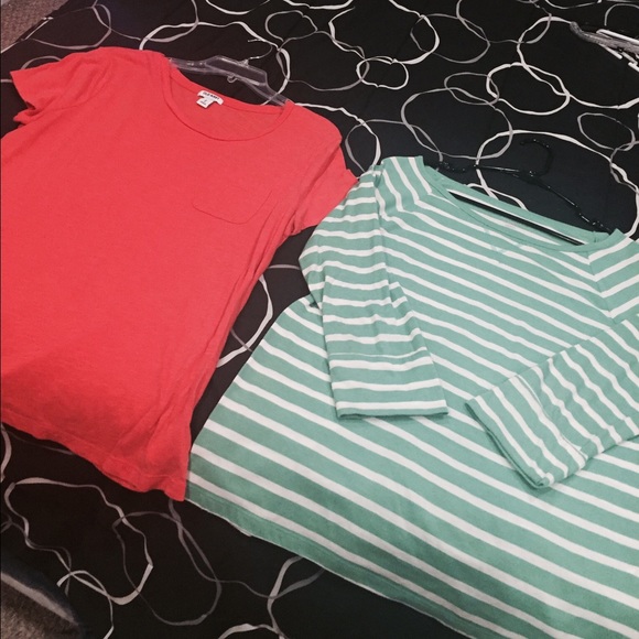 2 Size Large Old Navy Tees - Picture 1 of 3